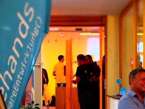 bluehands-Büro mit vielen Menschen bei der Bunten Nacht der Digitalisierung im Juli 2024