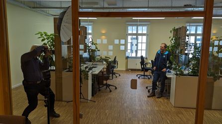 Fotograf bei der Arbeit im bluehands-Büro
