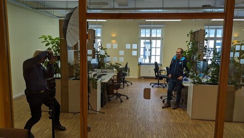 Fotograf bei der Arbeit im bluehands-Büro