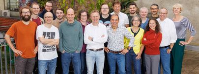 Kreative Köpfe für komplexe Herausforderungen der Softwaerentwicklung Teamfoto der Menschen bei bluehands auf der Sonnenterrasse