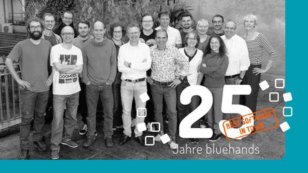Das Bild zeigt das bluehands-Team auf der Dachterrasse