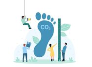 Abbild eines symbolischen CO₂-Fußabdrucks, daneben verschiedene Personen, die diesen mit verschiedenen Werkzeugen ausmessen.