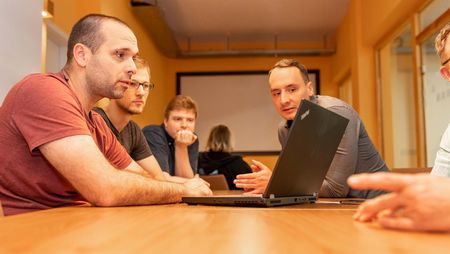 Menschen im bluehands-Büro sitzen im Teamraum im Gespräch