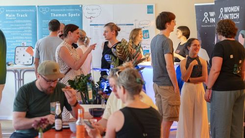 Das Bild zeigt Menschen bei der Innovation-Party zur Bunten Nacht der Digitalisierung