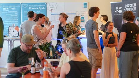 Das Bild zeigt Menschen bei der Innovation-Party zur Bunten Nacht der Digitalisierung