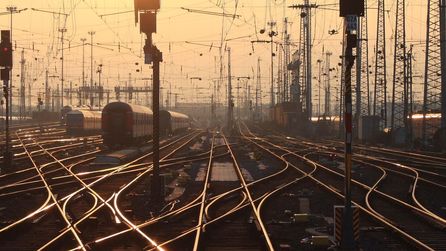 Lesen Sie mehr zu FunicularSwitch - 'Railway oriented' Programmierung (in C#) Bild eines Rangierbahnhofs: Stellwerk mit vielen verschiedenen Zuggleisen