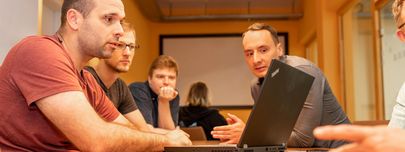Taskforce – gemeinsam entwickeln wir Ihre Software Menschen bei bluehands beim gemeinsamen brainstormen