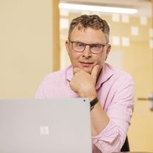 Termin mit Lars Kaufmann vereinbaren Geschäftsführer Lars Kaufmann im bluehands-Büro